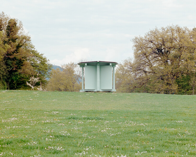 Pavillon of the Sliding Doors / Piertzovanis Toews - Community 