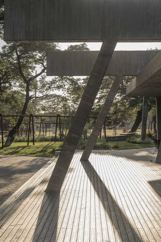 Student Center Santa Marta / El Equipo Mazzanti Student Center Santa Marta / El Equipo Mazzanti - Image 15 of 38