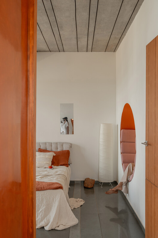 Splitscape Residence / SpaceDNA Splitscape Residence / SpaceDNA - Interior Photography, Bedroom, Wood, Lighting, Bed