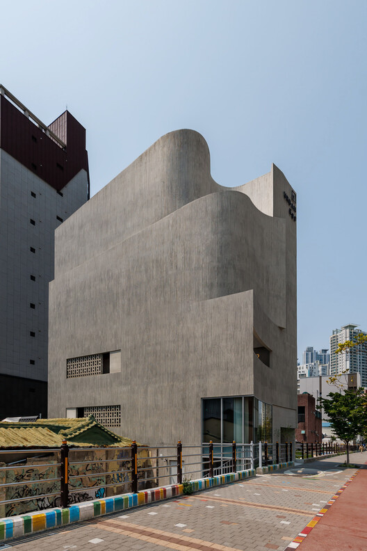Edificio de uso mixto Urban Egg / U.GA Architects - fotografía exterior, hormigón