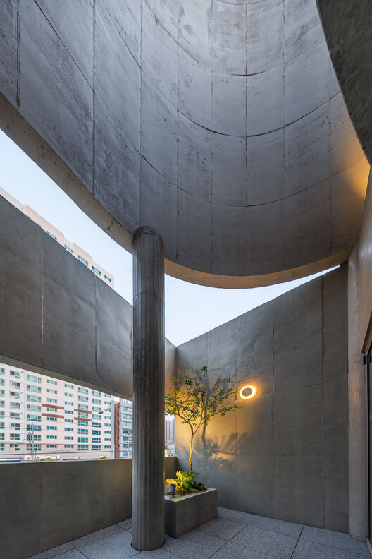 Edificio de uso mixto Urban Egg / U.GA Architects Edificio de uso mixto Urban Egg / U.GA Architects - Fotografía interior, Concreto