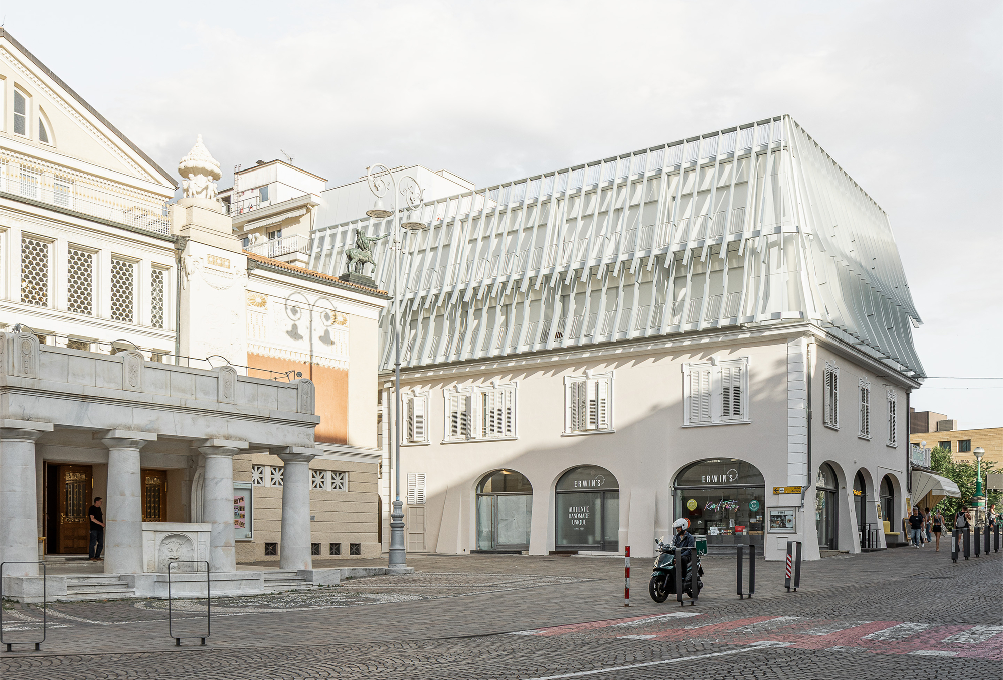 Hotel Aurora: Moderní architektonický klenot v srdci historických Merana