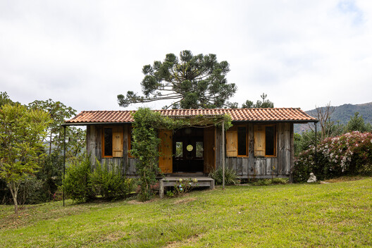 Ponta Fina House - Aiuruoca / Gil Mello Arquitetura - Exterior Photography, Wood, Door