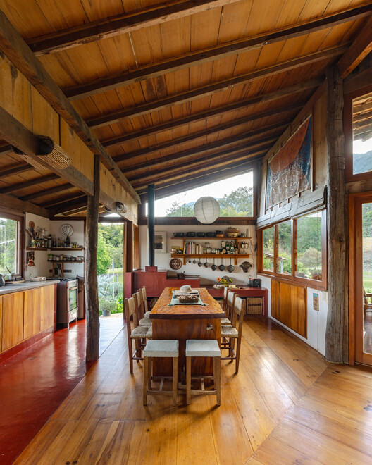 Ponta Fina House - Aiuruoca / Gil Mello Arquitetura - Interior Photography, Dining room, Wood, Beam, Chair