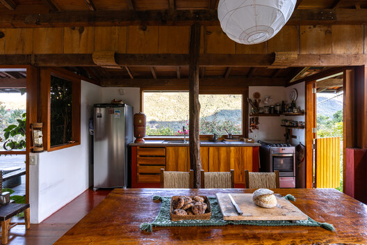Ponta Fina House - Aiuruoca / Gil Mello Arquitetura - Interior Photography, Wood, Kitchen, Shelving, Countertop, Beam, Chair