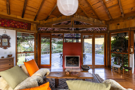 Ponta Fina House - Aiuruoca / Gil Mello Arquitetura - Interior Photography, Living Room, Wood, Beam, Chair