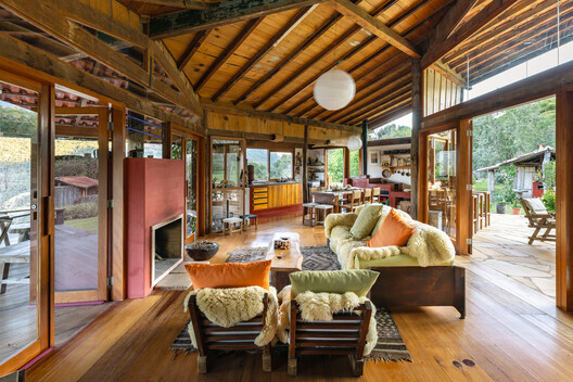 Ponta Fina House - Aiuruoca / Gil Mello Arquitetura - Interior Photography, Living Room, Wood, Beam, Door, Deck
