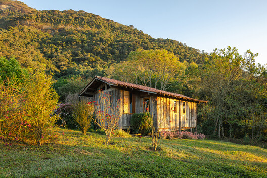 Ponta Fina House - Aiuruoca / Gil Mello Arquitetura - Exterior Photography, Wood, Forest