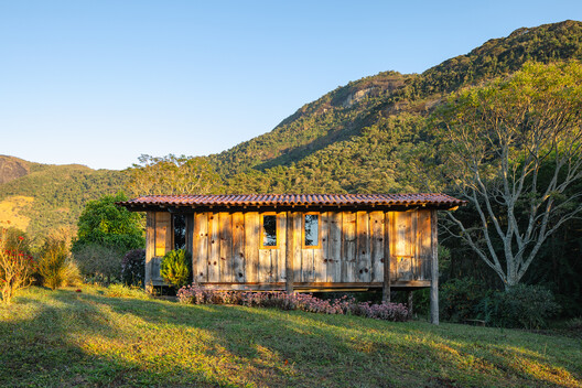 Ponta Fina House - Aiuruoca / Gil Mello Arquitetura - Exterior Photography, Wood, Forest