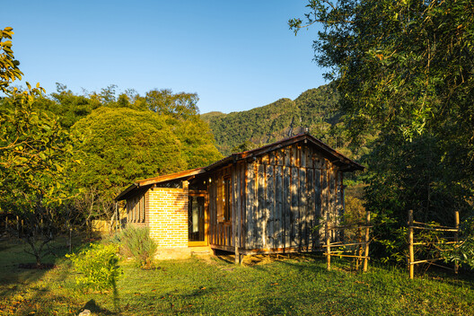 Ponta Fina House - Aiuruoca / Gil Mello Arquitetura - Exterior Photography, Wood, Forest