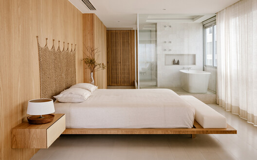 Leblon Apartment / Pascali Semerdjian Arquitetos Leblon Apartment / Pascali Semerdjian Arquitetos - Interior Photography, Bedroom, Bed, Wood, Lighting