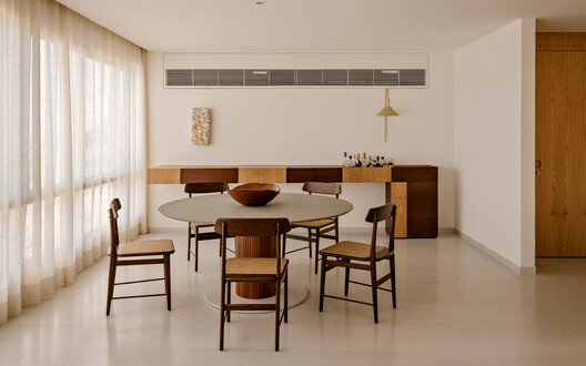 Leblon Apartment / Pascali Semerdjian Arquitetos Leblon Apartment / Pascali Semerdjian Arquitetos - Interior Photography, Dining room, Wood, Table, Chair