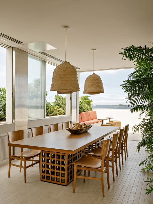 Leblon Apartment / Pascali Semerdjian Arquitetos Leblon Apartment / Pascali Semerdjian Arquitetos - Interior Photography, Dining room, Wood, Table, Chair