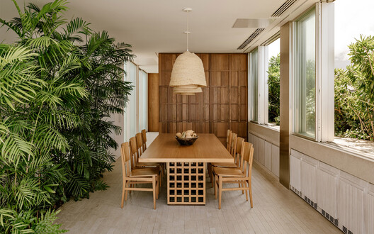 Leblon Apartment / Pascali Semerdjian Arquitetos Leblon Apartment / Pascali Semerdjian Arquitetos - Interior Photography, Dining room, Wood, Table, Chair