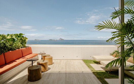 Leblon Apartment / Pascali Semerdjian Arquitetos Leblon Apartment / Pascali Semerdjian Arquitetos - Exterior Photography, Chair, Coast, Balcony