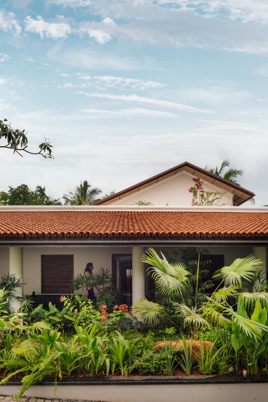 Ochre Residence / Thought Parallels Ochre Residence / Thought Parallels - Exterior Photography, Garden