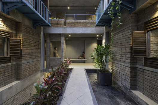 Inside Hostels: How Shared Spaces Reshape the Rhythm of Nomads' Lives - Image 11 of 28