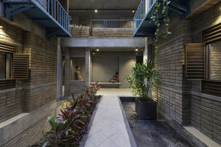 Inside Hostels: How Shared Spaces Reshape the Rhythm of Nomads' Lives - Image 11 of 28