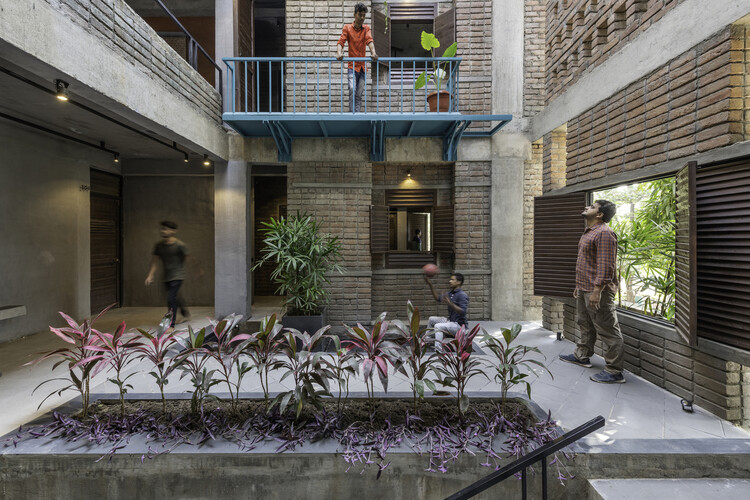 Inside Hostels: How Shared Spaces Reshape the Rhythm of Nomads' Lives - Featured Image