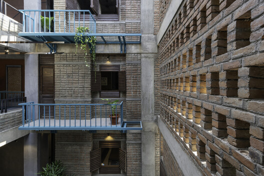 Inside Hostels: How Shared Spaces Reshape the Rhythm of Nomads' Lives - Image 12 of 28