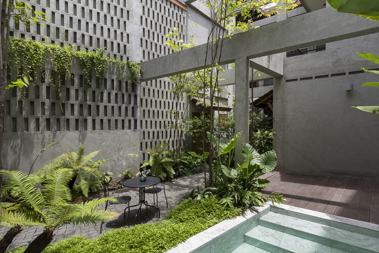 Inside Hostels: How Shared Spaces Reshape the Rhythm of Nomads' Lives - Image 2 of 28