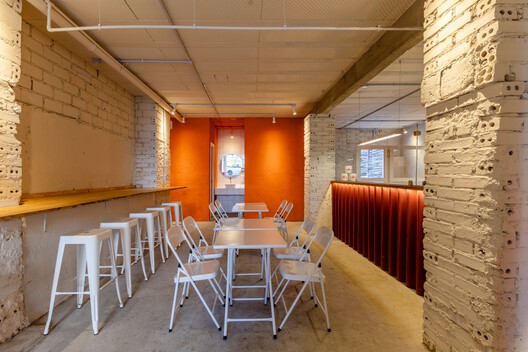 Cença Pizza Bar / IN arq+design Cença Pizza Bar / IN arq+design - Interior Photography, Dining room, Chair, Brick