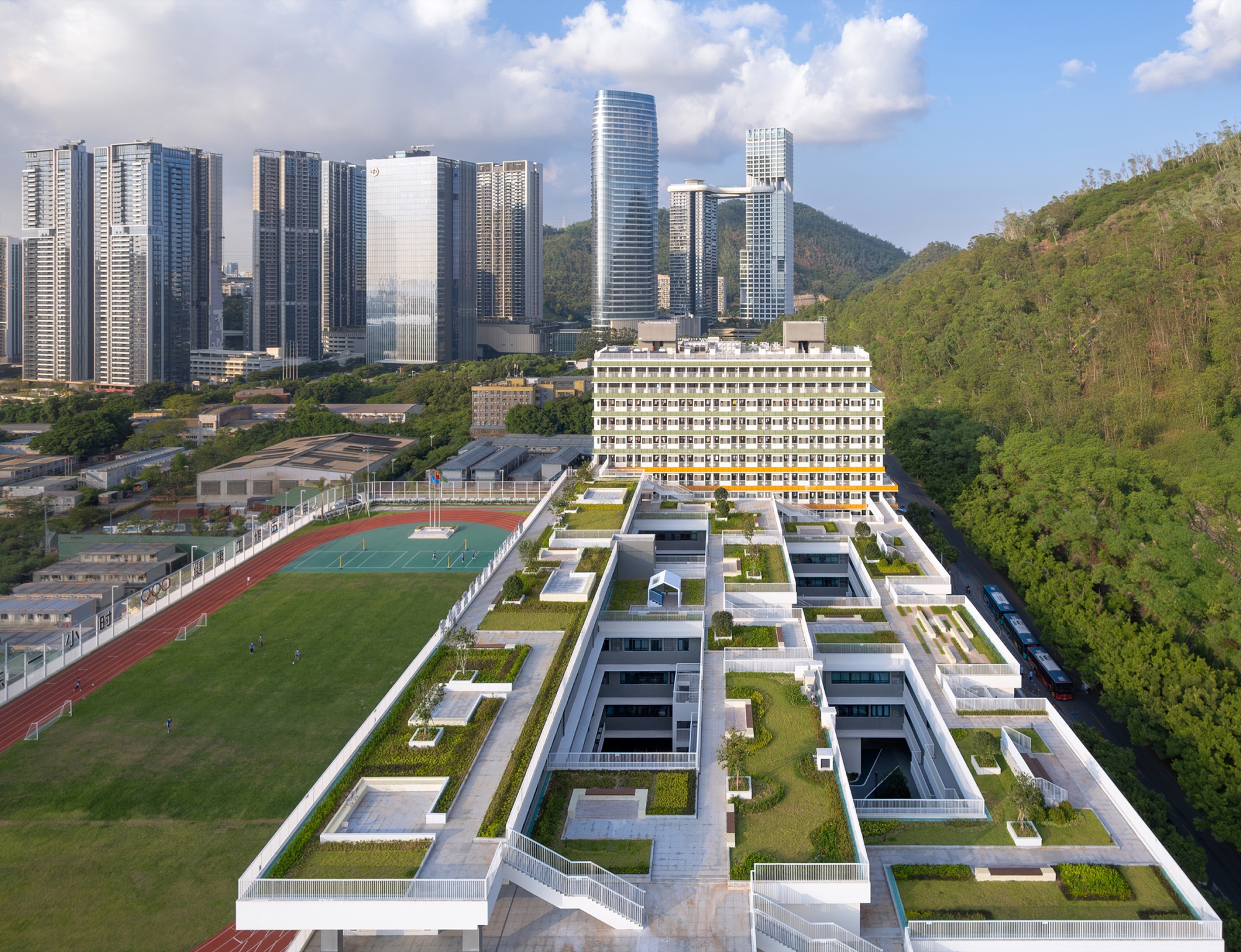 Nová škola v Shenzhen se stala architektonickým klenotem integrujícím přírodu do edukace