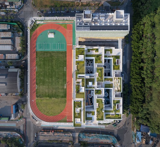 The Nanshan Affiliated School of Beijing Normal University / Z&Z STUDIO - Image 14 of 25