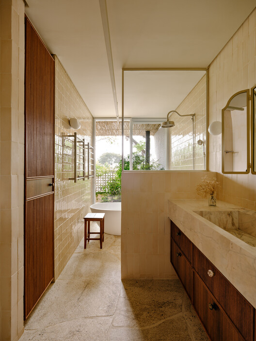 Cinco House / Memola Estúdio Cinco House / Memola Estúdio - Interior Photography, Bathroom, Wood, Lighting, Sink, Countertop, Glass