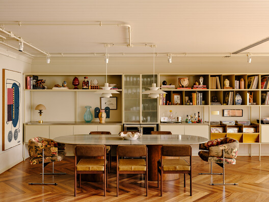 Cinco House / Memola Estúdio Cinco House / Memola Estúdio - Interior Photography, Kitchen, Wood, Table, Lighting, Chair, Shelving