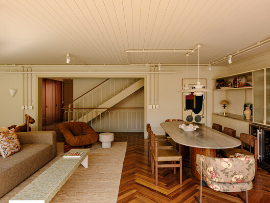Cinco House / Memola Estúdio Cinco House / Memola Estúdio - Interior Photography, Living Room, Wood, Table, Lighting, Chair