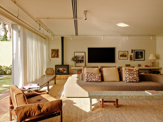 Cinco House / Memola Estúdio Cinco House / Memola Estúdio - Interior Photography, Living Room, Sofa, Wood, Lighting