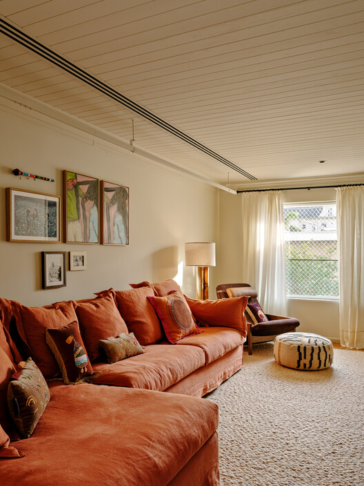 Cinco House / Memola Estúdio Cinco House / Memola Estúdio - Interior Photography, Living Room, Sofa, Wood, Lighting