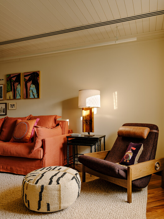 Cinco House / Memola Estúdio Cinco House / Memola Estúdio - Interior Photography, Living Room, Sofa, Wood, Lighting, Table