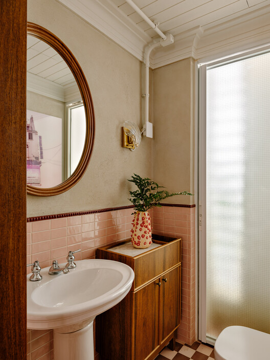 Cinco House / Memola Estúdio Cinco House / Memola Estúdio - Interior Photography, Bathroom, Sink, Lighting, Toilet
