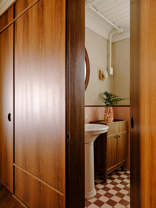 Cinco House / Memola Estúdio Cinco House / Memola Estúdio - Interior Photography, Closet, Wood, Lighting, Door, Glass, Bathroom