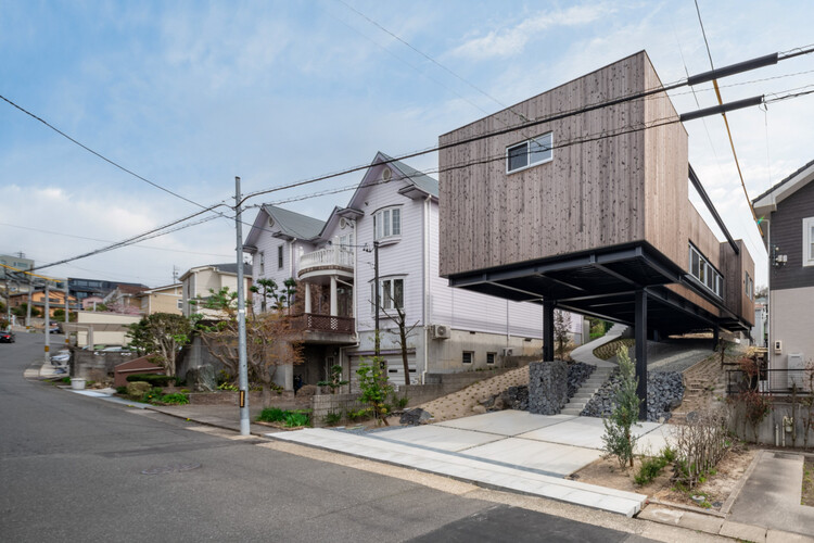La casa se eleva desde el suelo/Nano Arquitectura - fotografía exterior, escaleras