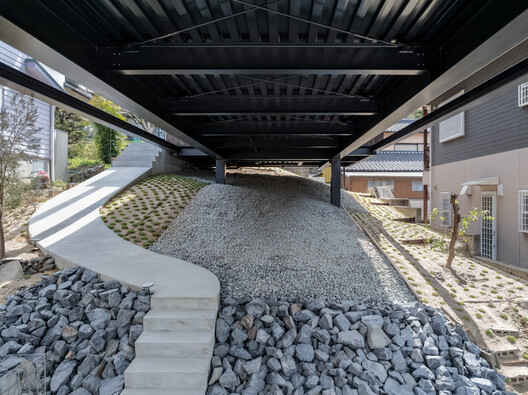 Casa elevada del suelo / nanometer architecture - Imagen 6 de 15
