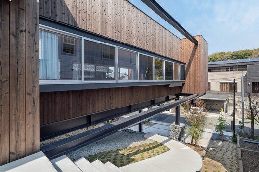 Casa elevada del suelo / nanometer architecture - Imagen 3 de 15