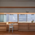 Casa fuera del suelo/Nanoarquitectura: fotografía de interiores, cocina, madera, iluminación, vidrio