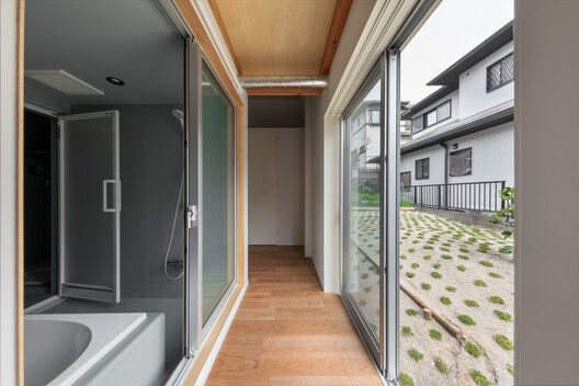 Casa elevada del suelo / nanometer architecture - Imagen 8 de 15