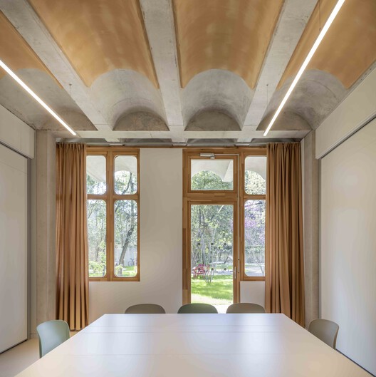 Espace Ambroise Croizat / TAUTEM Architecture Espace Ambroise Croizat / TAUTEM Architecture - Interior Photography, Wood, Lighting, Chair, Beam