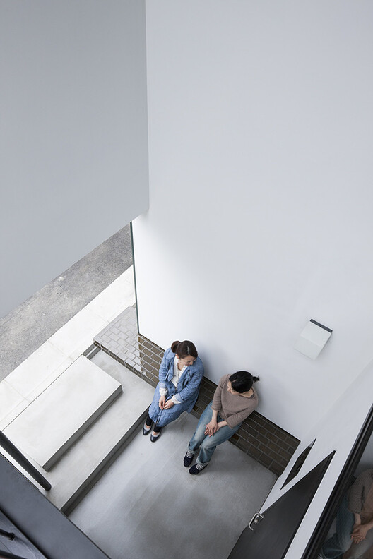Before the Living Room: Entry Thresholds in Compact Urban Homes Before the Living Room: Entry Thresholds in Compact Urban Homes - Image 19 of 30