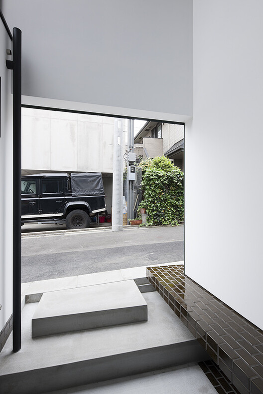 Before the Living Room: Entry Thresholds in Compact Urban Homes Before the Living Room: Entry Thresholds in Compact Urban Homes - Image 8 of 30