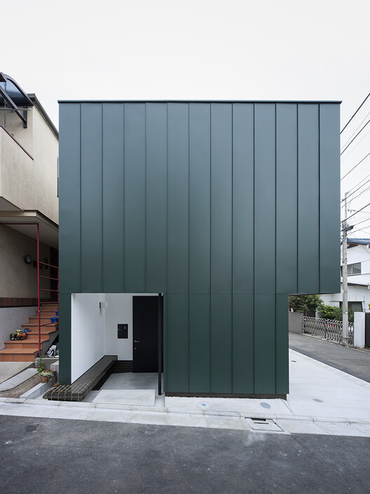 Before the Living Room: Entry Thresholds in Compact Urban Homes Before the Living Room: Entry Thresholds in Compact Urban Homes - Image 20 of 30