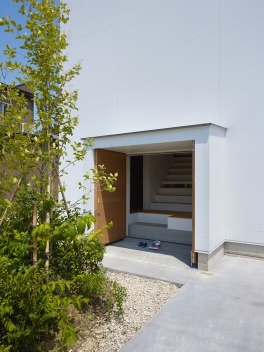 Before the Living Room: Entry Thresholds in Compact Urban Homes Before the Living Room: Entry Thresholds in Compact Urban Homes - Image 22 of 30