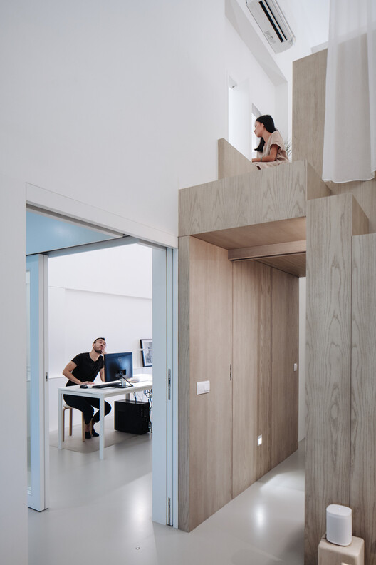Before the Living Room: Entry Thresholds in Compact Urban Homes Before the Living Room: Entry Thresholds in Compact Urban Homes - Image 6 of 30