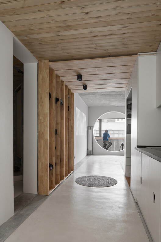 Before the Living Room: Entry Thresholds in Compact Urban Homes Before the Living Room: Entry Thresholds in Compact Urban Homes - Image 5 of 30