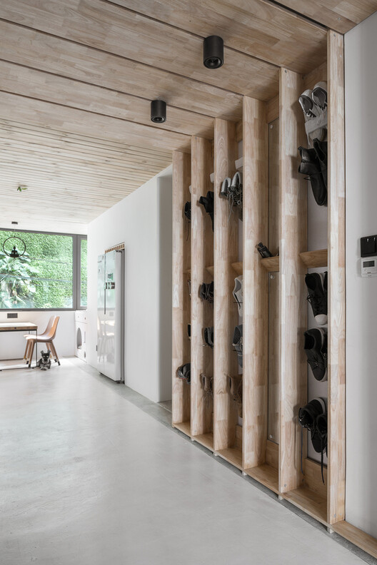 Before the Living Room: Entry Thresholds in Compact Urban Homes Before the Living Room: Entry Thresholds in Compact Urban Homes - Image 24 of 30