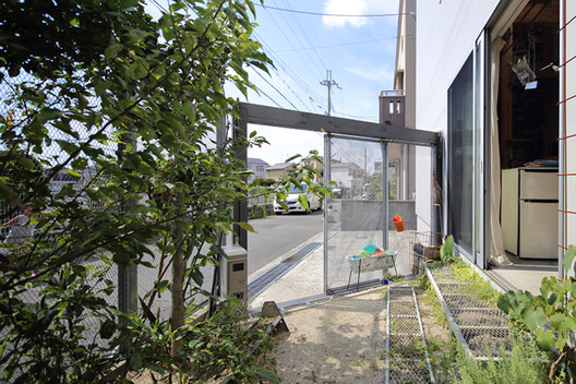 Before the Living Room: Entry Thresholds in Compact Urban Homes Before the Living Room: Entry Thresholds in Compact Urban Homes - Image 30 of 30